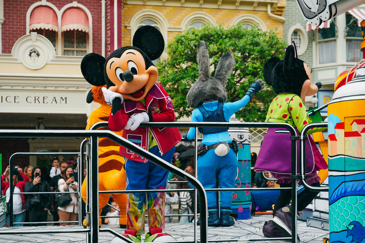 Comparaison des pass annuels de Disneyland Paris et du Parc Astérix en 2026