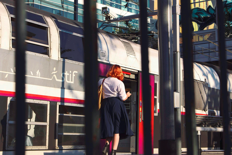 Préparer un trajet sans voiture vers un parc d’attractions en train