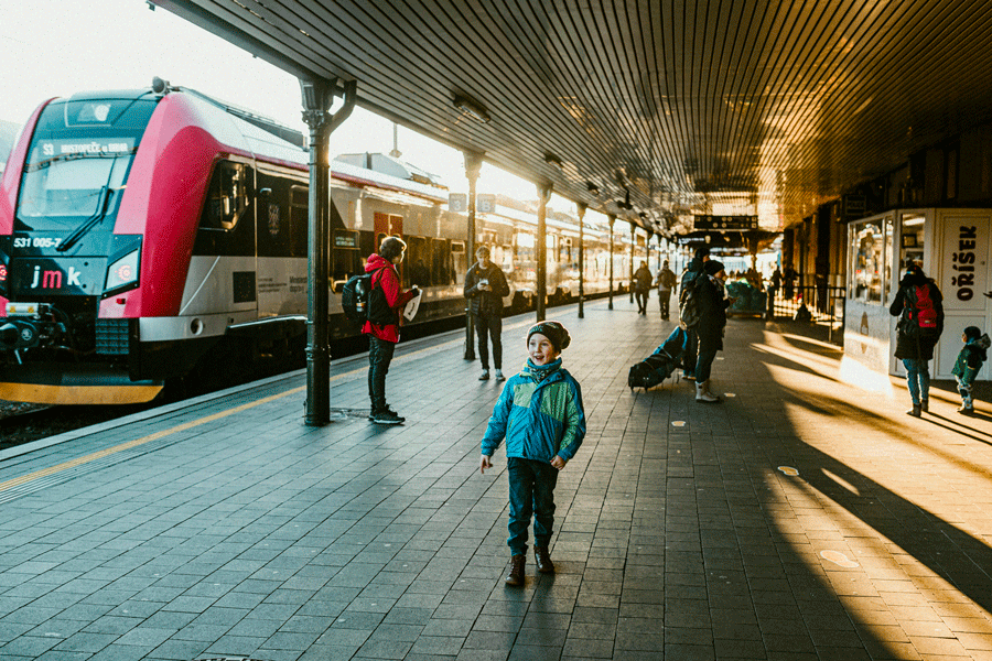 Voyage en train vers un parc d’attraction avec navette sans voiture