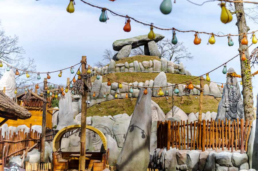 Zone Toutatis du Parc Astérix lors d’une journée fréquentée