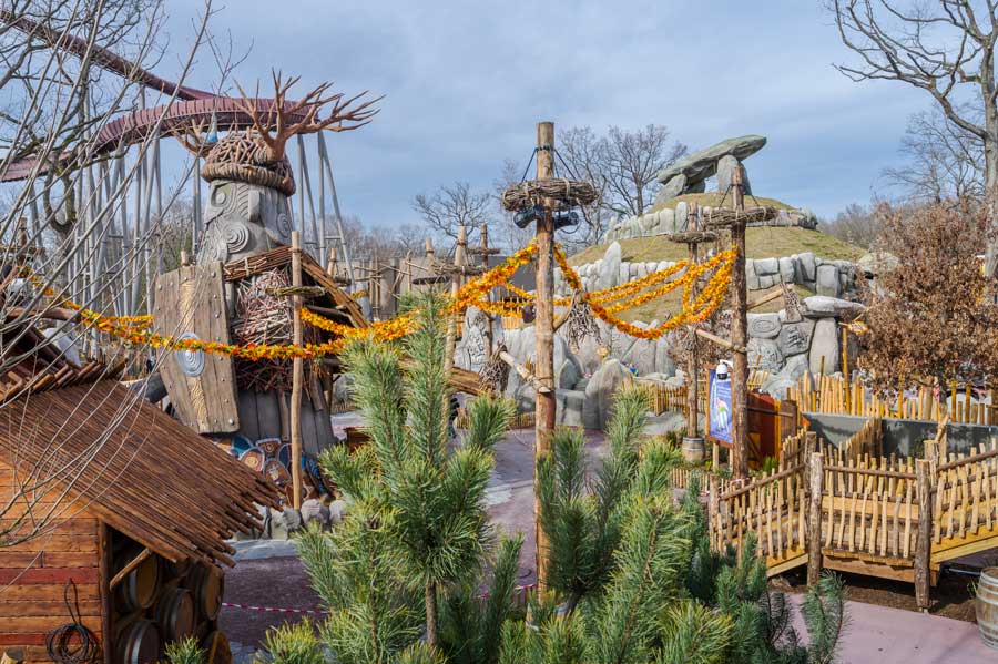 Visiteurs devant Toutatis au Parc Astérix pendant une journée de visite